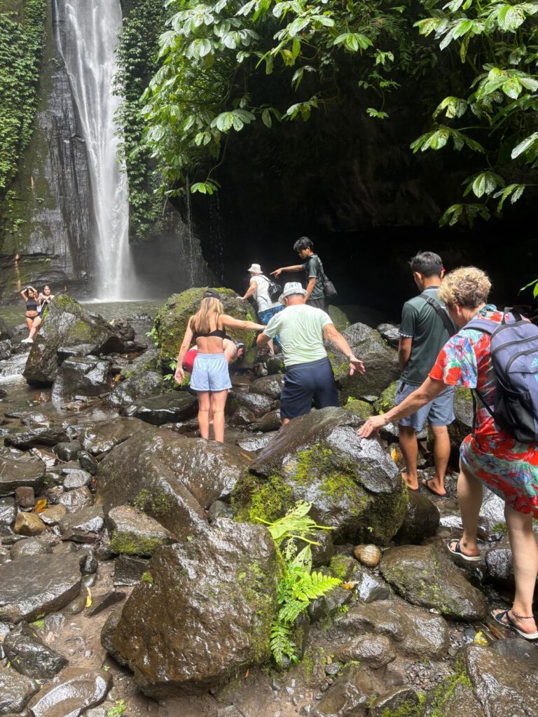 groep bij sekumpulwaterval in Bali